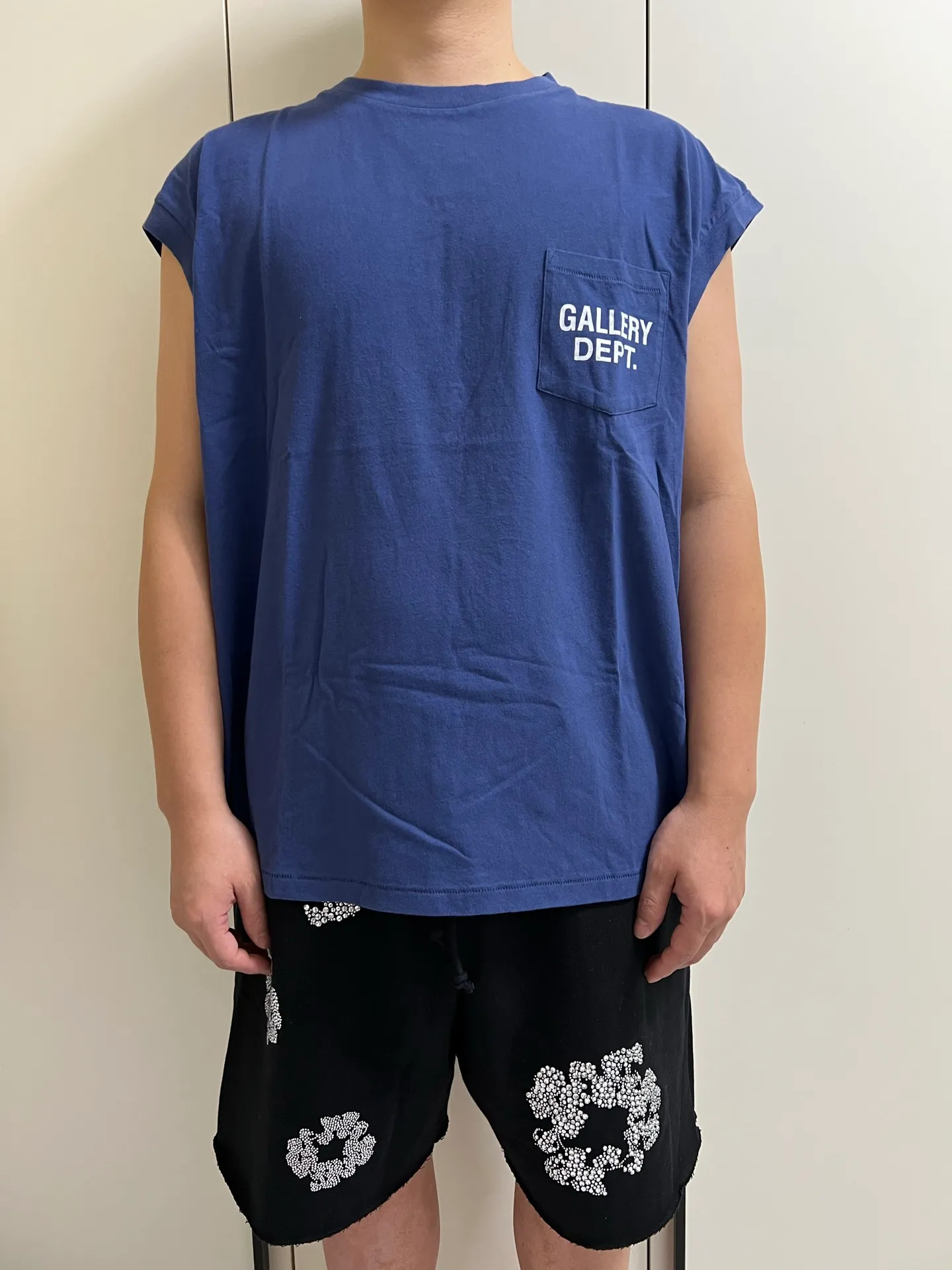 GALLERY DEPT. AUGI SLEEVELESS TEE/VINTAGE BLACK/NAVY/WHT English pocket sleeveless vest TEE Washed black/navy blue/white S-XL Same as the original version Super comfortable summer brushed lightweight material No sense of comfort on the upper body Loose and crisp fit Comfortable and breathable